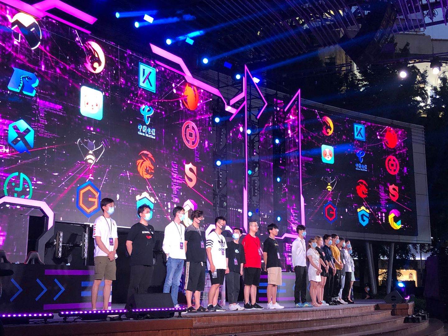 伴随着比赛 伴随着比赛